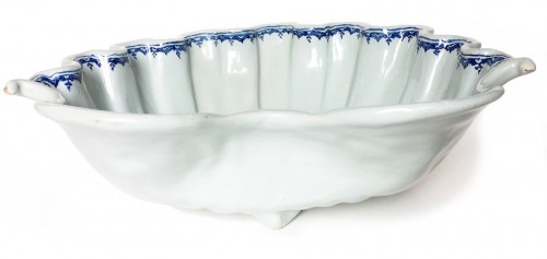 Porcelain & Faience  - Centerpiece light blue maiolica shell, Ferniani Factory, Circa 1700