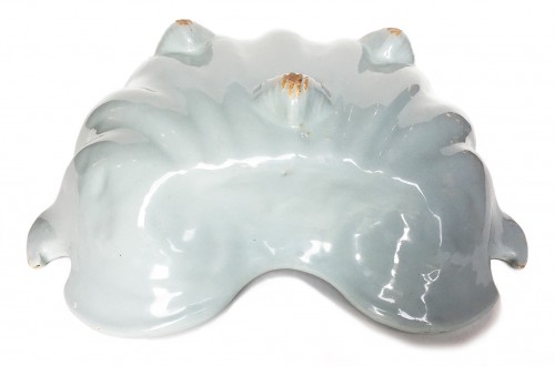 18th century - Centerpiece light blue maiolica shell, Ferniani Factory, Circa 1700