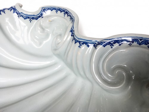 Antiquités - Centerpiece light blue maiolica shell, Ferniani Factory, Circa 1700