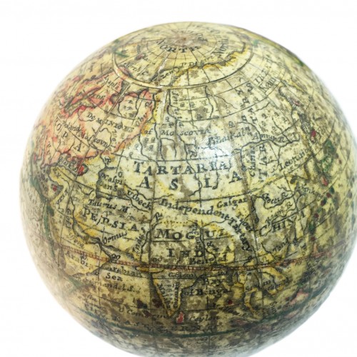 XVIIIe siècle - Globe de poche. Londres, entre 1775 et 1798. Réédition du globe 1719 par Hermann Moll