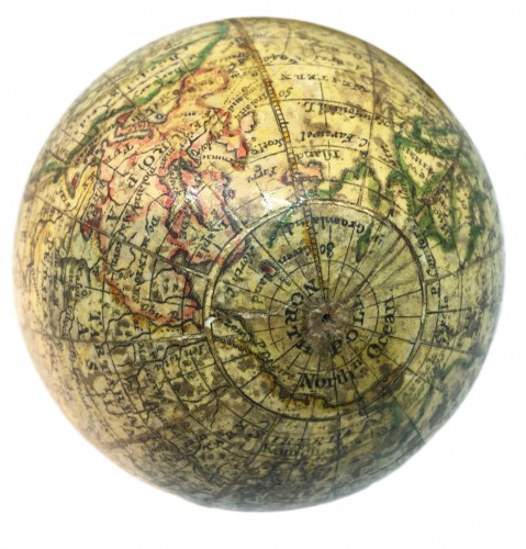  - Globe de poche. Londres, entre 1775 et 1798. Réédition du globe 1719 par Hermann Moll