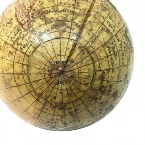 Antiquités - Globe de poche. Londres, entre 1775 et 1798. Réédition du globe 1719 par Hermann Moll