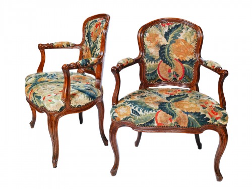 Paire de fauteuils en noyer, recouverts de broderies au petit point, Turin vers 1750