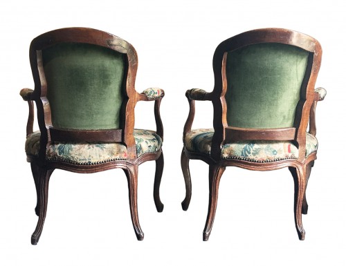 Paire de fauteuils en noyer, recouverts de broderies au petit point, Turin vers 1750 - Sièges Style 