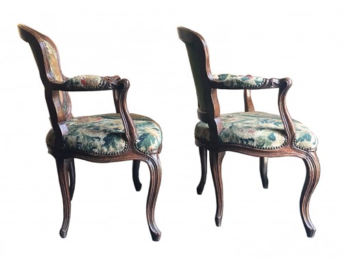 Sièges Fauteuil & Bergère - Paire de fauteuils en noyer, recouverts de broderies au petit point, Turin vers 1750