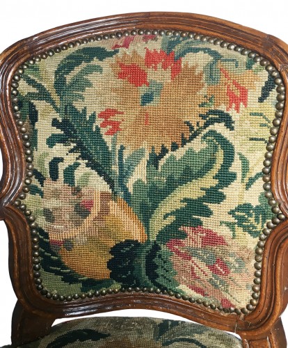 XVIIIe siècle - Paire de fauteuils en noyer, recouverts de broderies au petit point, Turin vers 1750