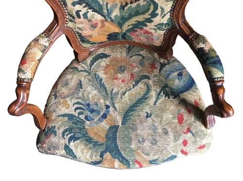 Paire de fauteuils en noyer, recouverts de broderies au petit point, Turin vers 1750 - 