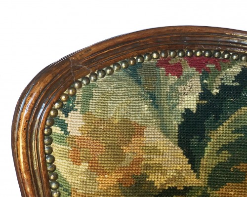 Antiquités - Paire de fauteuils en noyer, recouverts de broderies au petit point, Turin vers 1750