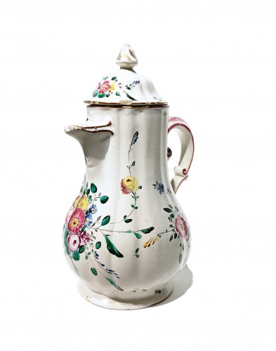 A coffee pot and 2 cups. Antonio Ferretti Manufacture Lodi, Circa 1765-1770 - Porcelain & Faience Style 
