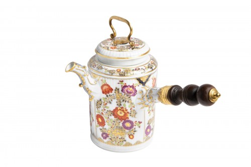 Porcelain Chocolate Pot. Meissen 1740 Circa