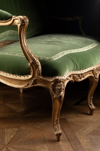 Salon Louis XV en bois doré comprenant quatre fauteuils et un sofa estampillé de Jean-Baptiste Tilliard - Sièges Style Louis XV