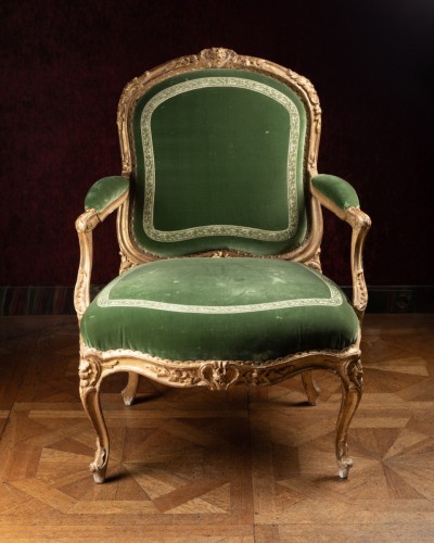 Salon Louis XV en bois doré comprenant quatre fauteuils et un sofa estampillé de Jean-Baptiste Tilliard - Sylvie Lhermite-King