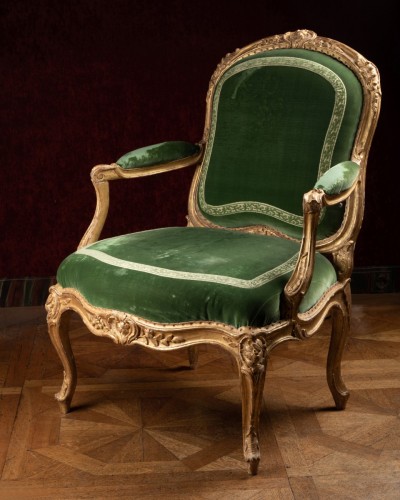 18th century - A Louis XV gilt-wood salon suite comprising four armchairs and a sofa Stamped by Jean-Baptiste Tilliard