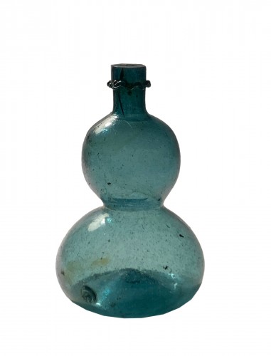 Glass double-gourd form bottle 