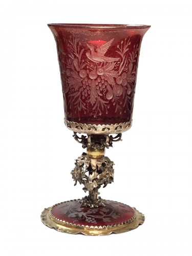 Coupe en verre rubis gravé et monté en argent et argent doré