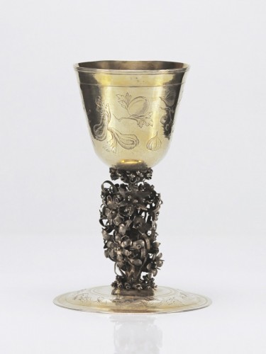 silverware & tableware  - A parcel-gilt cup on foot engraved with fruits and vegetables