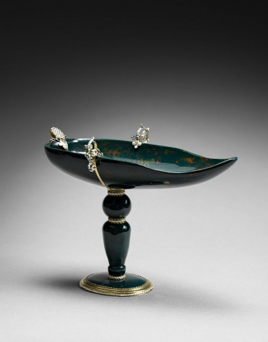 17th century - A gold and enamel mounted bloodstone cup on foot