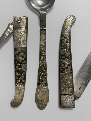 Curiosities  - A travel cutlery set in its leather case - 18th century