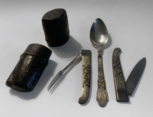 A travel cutlery set in its leather case - 18th century - 