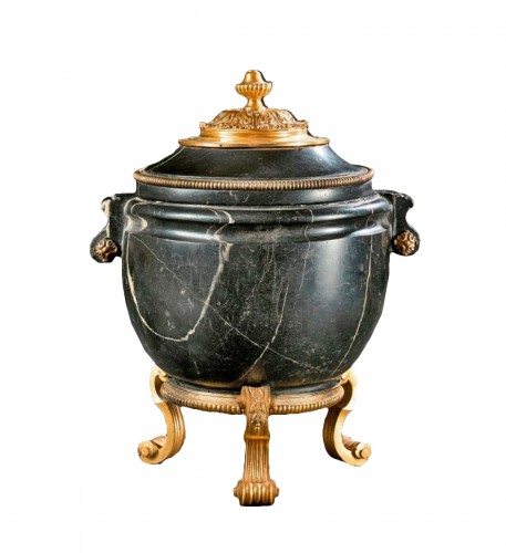 Vase antique en marbre noir monté en bronze doré - Monture d'époque Régence