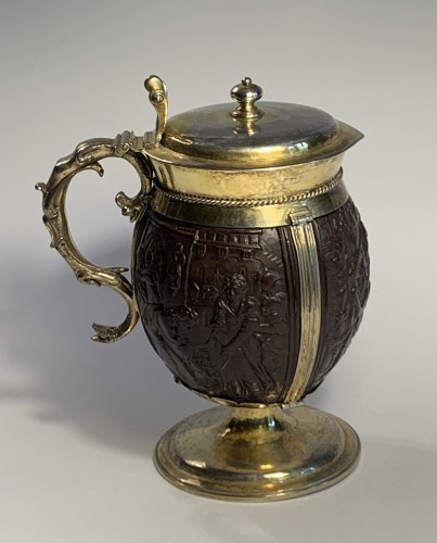 Noix de coco montée en argent doré formant chope, Angleterre XVIIe siècle - Argenterie et Orfèvrerie Style 