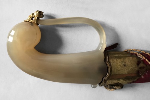 A Khanjar dagger with white agate handle - 