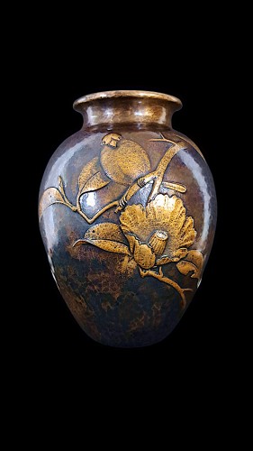 Vase japonais en bronze martelé de GYOKUSENDO, Oiseau sur une branche - Arts d