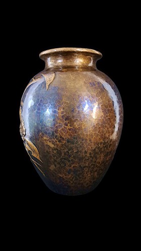 Vase japonais en bronze martelé de GYOKUSENDO, Oiseau sur une branche - Thienpont Fine Art