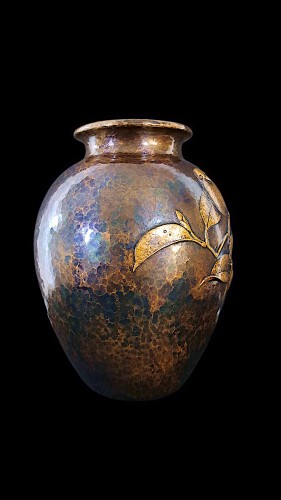 Vase japonais en bronze martelé de GYOKUSENDO, Oiseau sur une branche - 