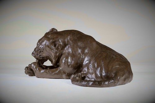 Bronze Japonais de Kondo SHOSHIN (MASAZANE) - Tigre léchant ses pattes - Thienpont Fine Art