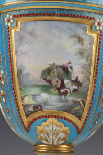 XIXe siècle - Paire de vases candélabres en porcelaine, France circa 1880