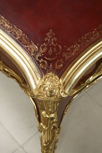 Bureau plat de style Louis XV d'après un modèle de J. Dubois, France, circa 1880 - Tobogan Antiques