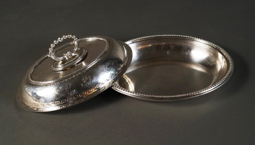 Argenterie et Orfèvrerie  - Plat couvert d'apparat en argent, Martin Hall & Co Angleterre 1856
