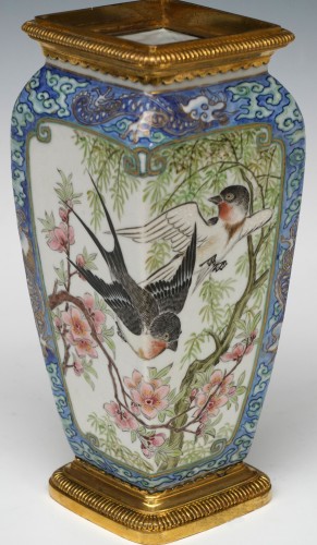 Céramiques, Porcelaines  - Paire de Vases "Aux Hirondelles", attr. to L'Escalier de Cristal, France, C.1890