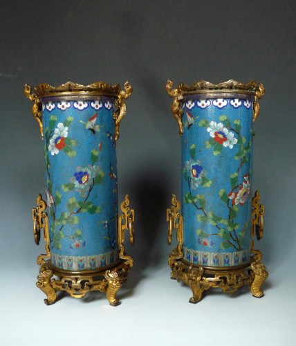 Paire de vases en émail cloisonné attribué à l'Escalier de Cristal, France circa 1870 - Objet de décoration Style Napoléon III