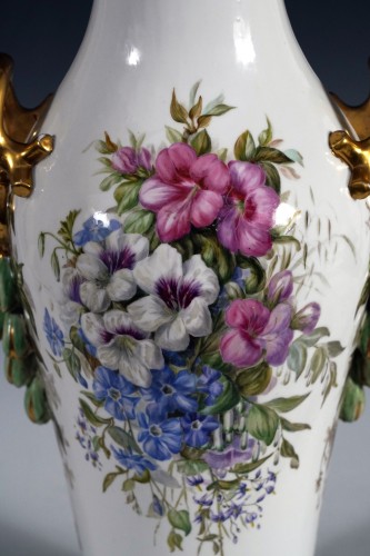 Paire de Vases à Décor Floral, Porcelaine De Paris, France, Circa 1880 - Tobogan Antiques