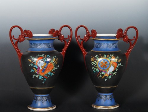  - Paire de vases néo-grecs attribué à à la Manufacture de Porcelaine de Paris,  France c1880