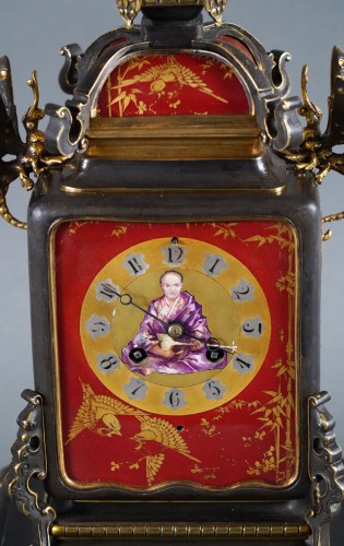 Pendule Japonisante au Musicien attribué à L'Escalier de Cristal, France circa 1890 - Horlogerie Style 