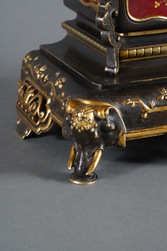 XIXe siècle - Pendule Japonisante au Musicien attribué à L'Escalier de Cristal, France circa 1890