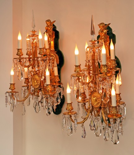 Baccarat et V. Paillard, Paire d’appliques aux médaillons, France circa1870 - Tobogan Antiques