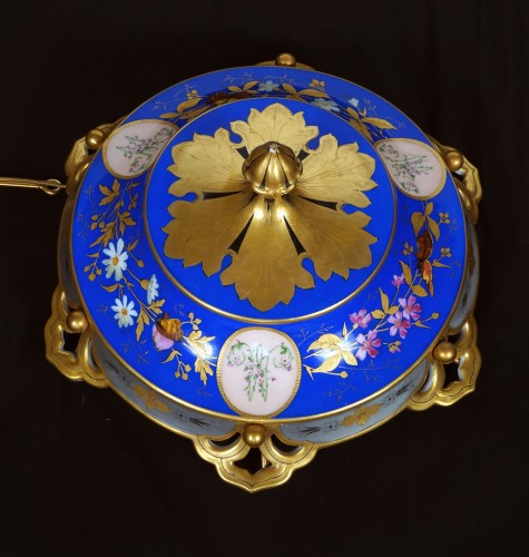 Porcelaine de Paris, Suspension aux Fleurs, France circa 1890 - 