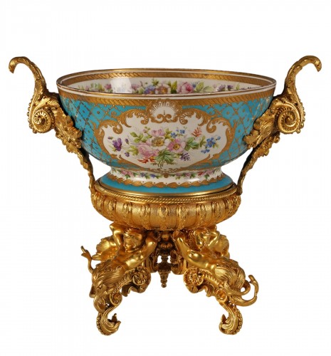 Porcelaine de Paris, Coupe Fleurie aux Tritons, France circa 1870