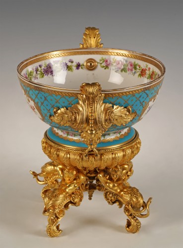 Porcelaine de Paris, Coupe Fleurie aux Tritons, France circa 1870 - Napoléon III