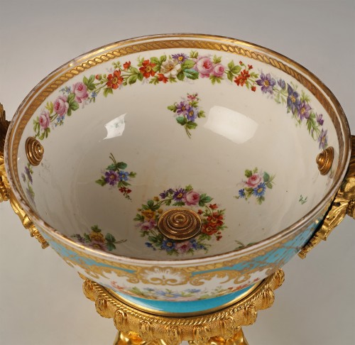 Antiquités - Porcelaine de Paris, Coupe Fleurie aux Tritons, France circa 1870