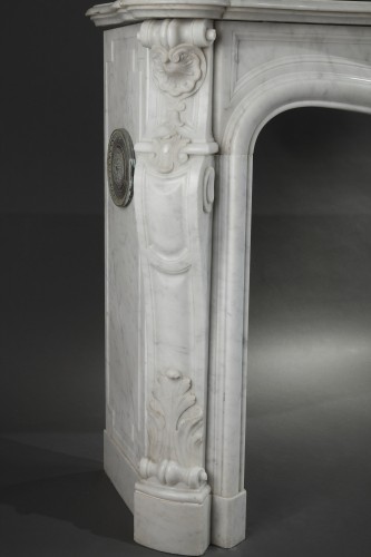 XIXe siècle - Cheminée de style Louis XV en marble blanc de Carrare, France circa 1880