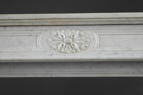 XIXe siècle - Cheminée en marbre de Carrare d'inspiration Louis XVI, France circa 1880