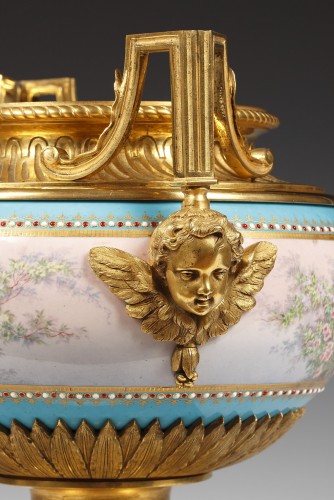 Objet de décoration Cassolettes, coupe et vase - Coupe en porcelaine de Sèvres aux "Amours agrestes", France circa 1880