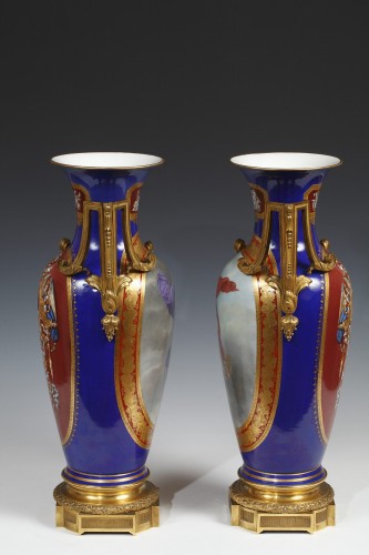 XIXe siècle - Paire de vases en porcelaine att. à la Manufacture de Berlin, Allemagne XIXe siècle