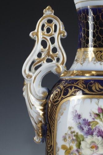Napoléon III - Elegant Pair of Flowery Valentine Porcelain Vases, France, circa 1860