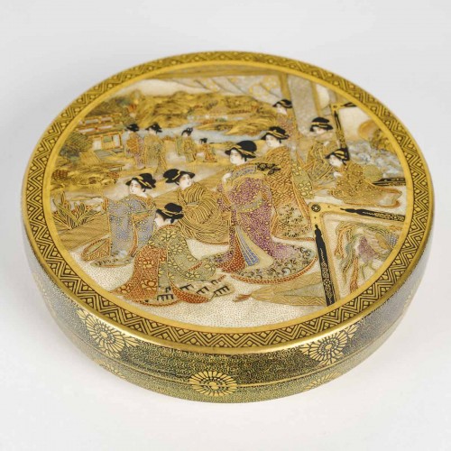 Japanese Satsuma earthenware covered box by Kinkozan - Asian Works of Art Style 